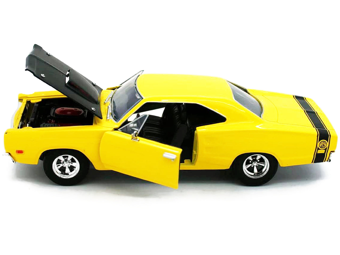 Motormax 1969 Dodge Coronet Super Bee Yellow 1/24 Diecast Car Model by Motormax
